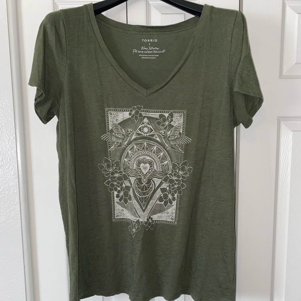 Hunters green graphic v-neck tee